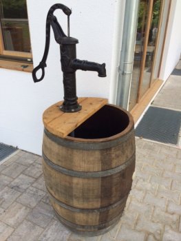 Preview: gebrauchtes 225 liter Weinfass Holzfass mit Schwengelpumpe